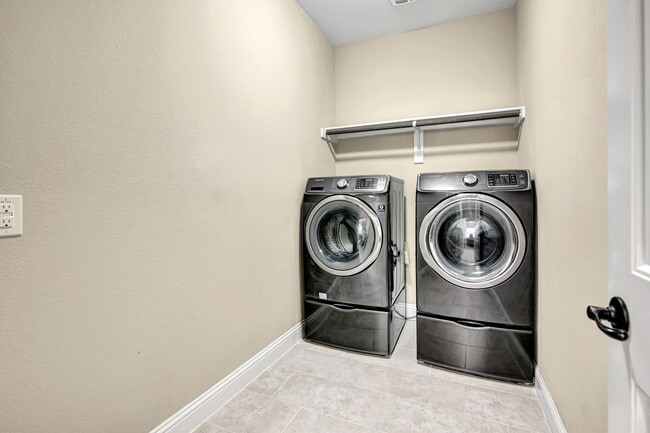 Building Photo - Luxury in Frisco