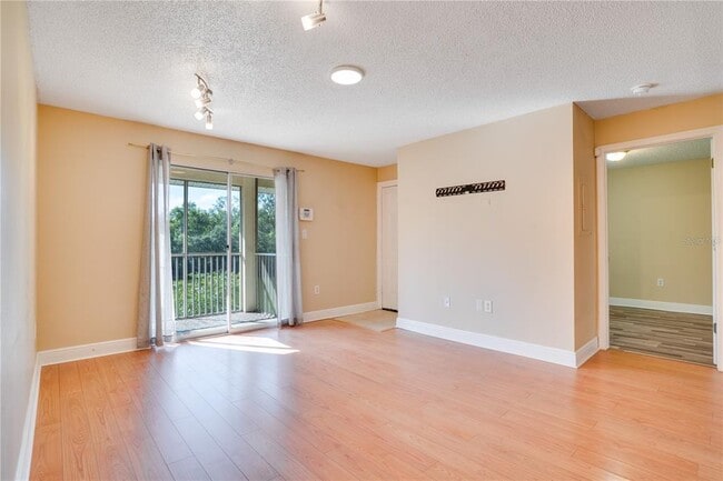 Photo - 806 Lake Haven Square Unidad 208