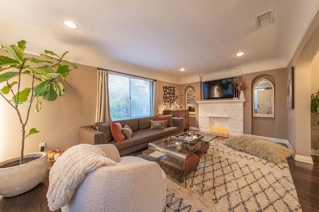 Photo - 1298 Cloverdale Ave Unidad 1298