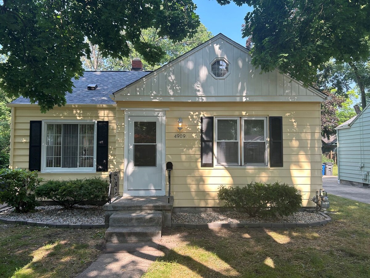 Cute 3 Bedroom with Fenced in Back Yard in... - Cute 3 Bedroom with Fenced in Back Yard in... House