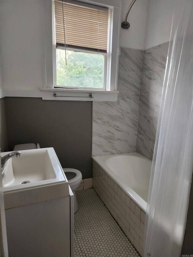 Photo - 408 E 9th St