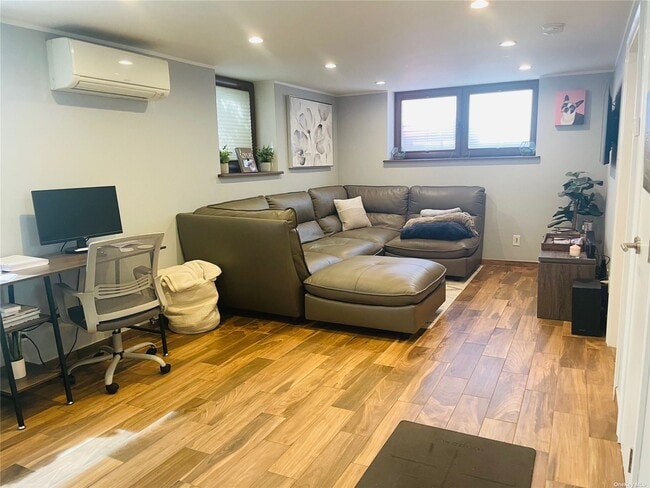 Photo - 61-72-72 69th Ln Unit B