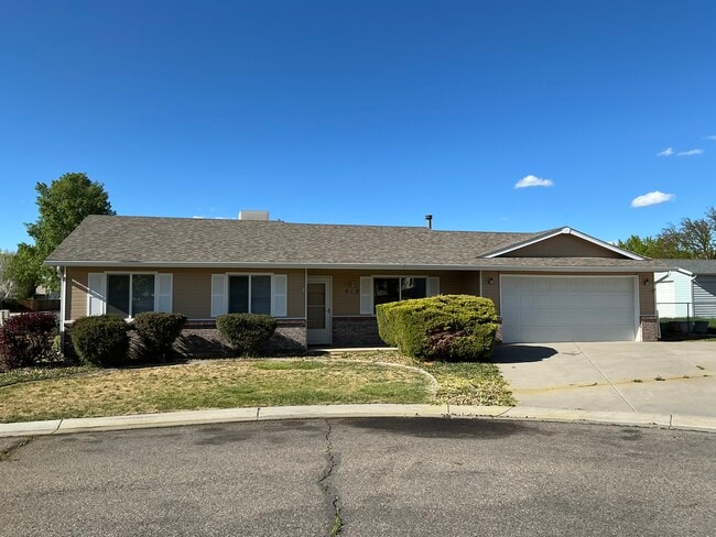 Building Photo - 612 Round Table Rd