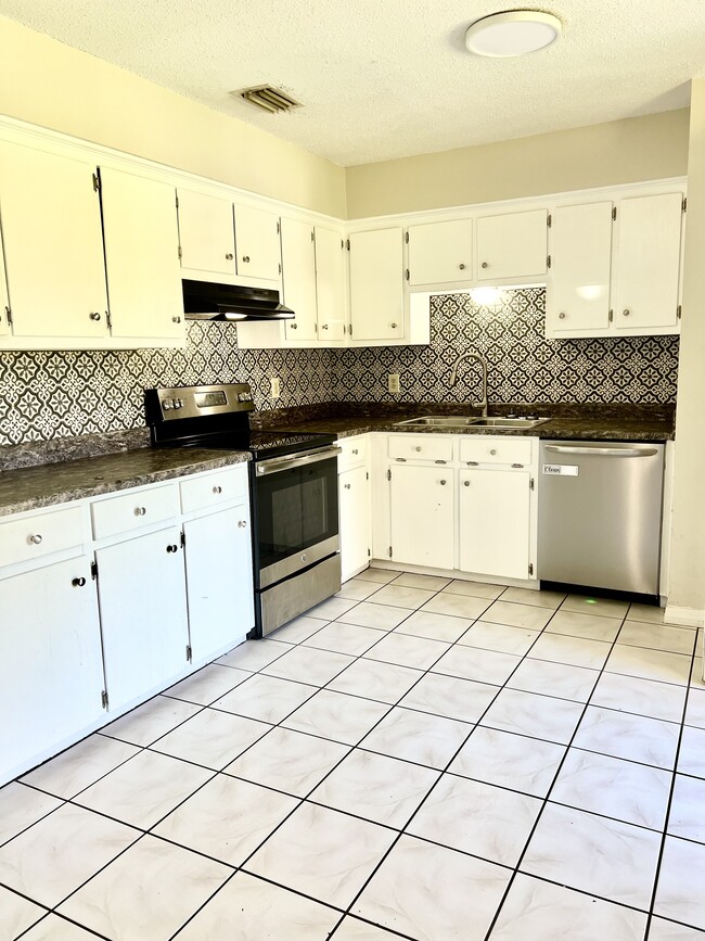 Building Photo - 10612 Ford Dr