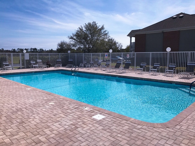 Piscina - Alison Pointe Apartamentos