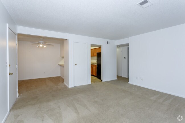 1BR, 1BA - 900 SF