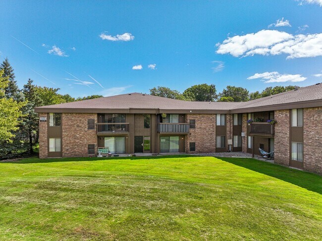 Espacio verde en los apartamentos Eastwood Village en Clinton Township - Eastwood Village Apartments