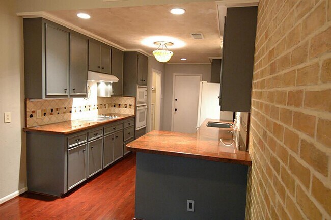 Photo - 201 Vanderpool Ln