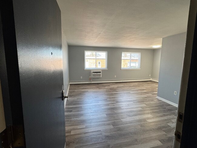 Entrance (living room) - 109 S Main St