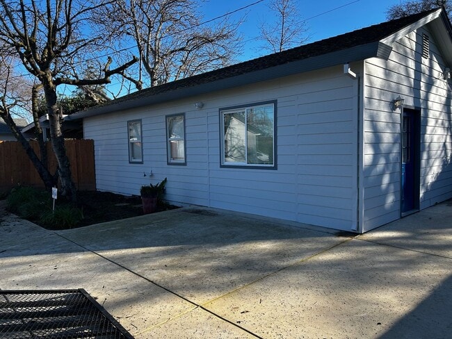 Photo - Available now! 1bed/1bath Great Neighborhood!