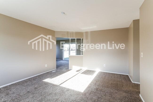 Photo - 868 Liverpool Pl