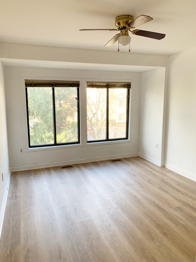 Photo - 9745 Lake Shore Dr