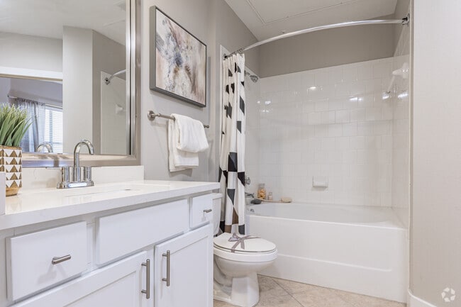 1BR, 1BA - 679SF - Bathroom