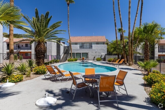 Piscina reluciente - Intrigue Apartments