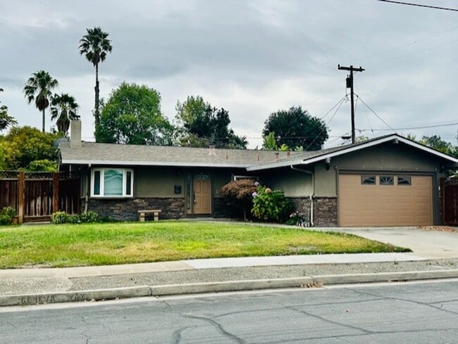 Building Photo - Move right in! This is an ideal home, gorg...