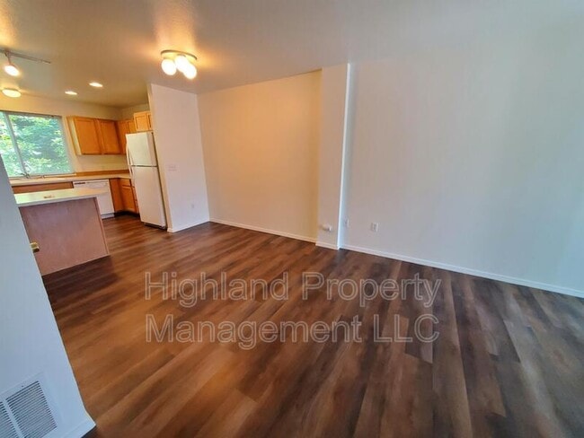 Photo - 324 NE Whitman St