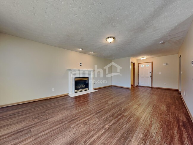 Photo - 940 Fox Croft Pl