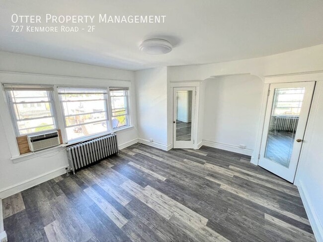 Building Photo - 727 Kenmore Rd Unit 2F