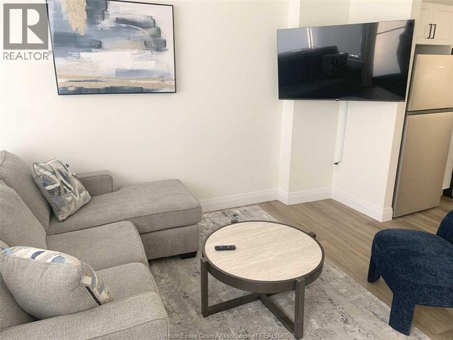 Photo - 1233 University Ave W