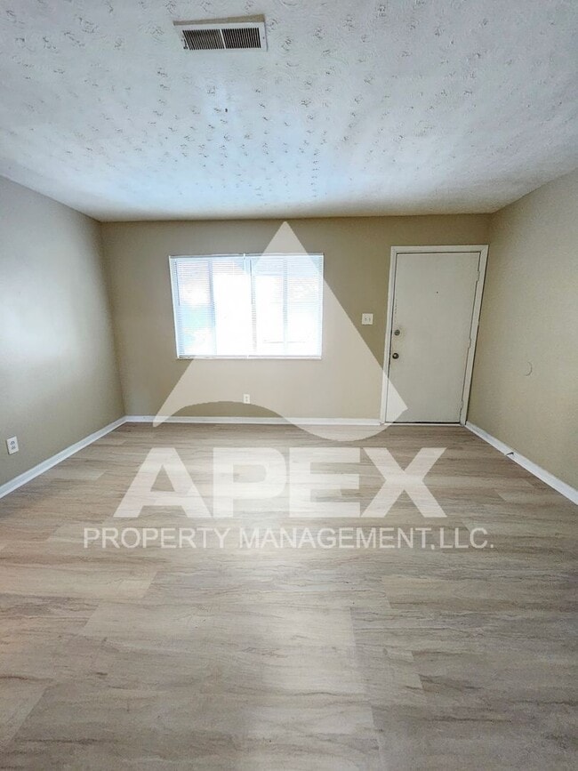 Photo - MOVE-IN SPECIAL, $1 RENT!! - Springdale Apartments - Spacious 2 Bd - 1Ba Apartment in North Knox! Unidad #15