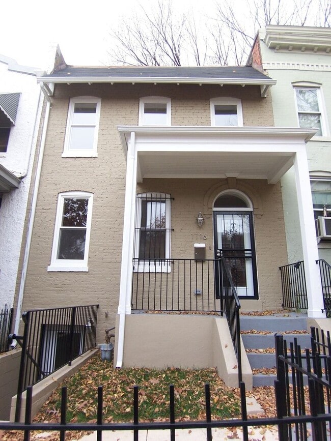 Building Photo - Large 3BR/2.5BA with yard and parking H St... Rental