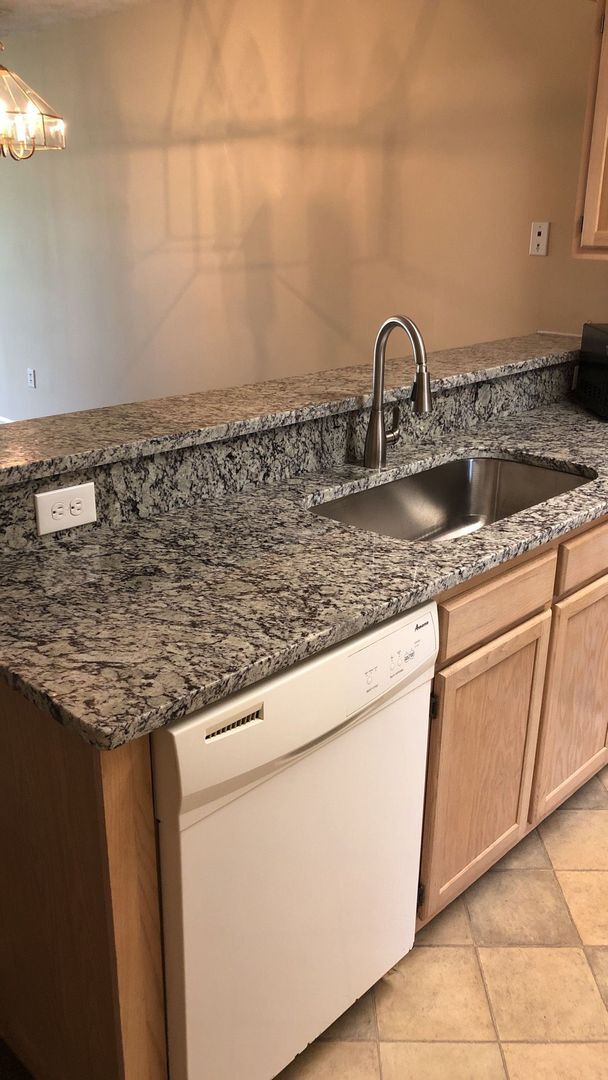 Photo - REDUCED!  River Oaks 28E - SPECIAL - 2nd month 1/2 half off rent Unidad 28-E