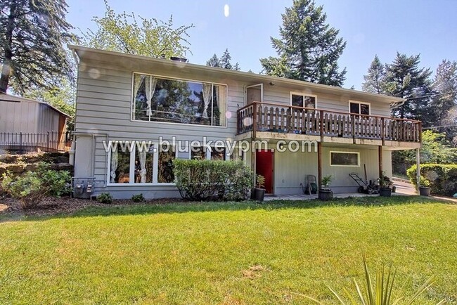 Building Photo - Spacious 3 Bed, 1 Bath Daylight Basement A... Rental