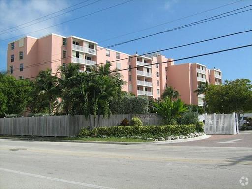 Building Photo - One Bedroom Apartment in Santa Clara Unit 305