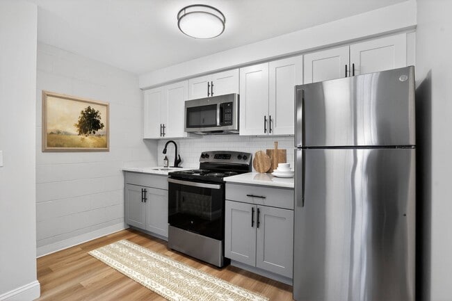 Welcome to Eagle Rock Apartments at Nashua, where modern kitchens meet sleek design. Enjoy stainless steel appliances, ample storage, and a stylish aesthetic that makes cooking a pleasure. Don’t miss out—schedule your tour today!