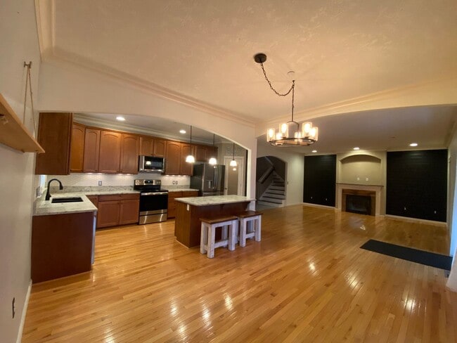 Photo - Spacious Back Yard - 4 Bedroom 2 1/2 Bath ...