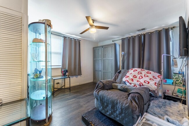 Photo - 4343 Wisconsin Ave Unit 1