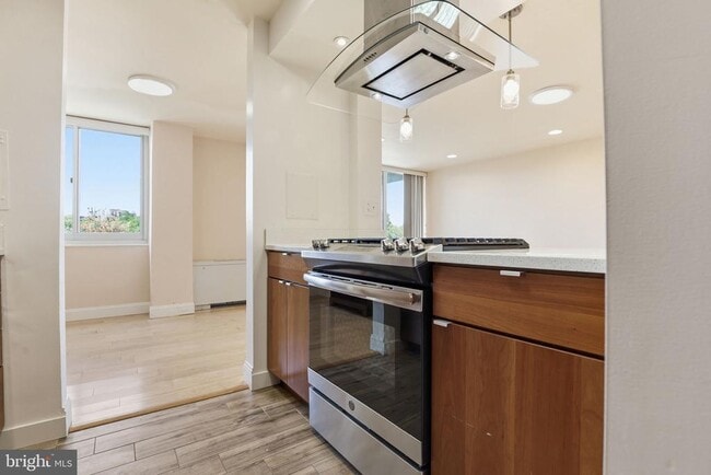 Photo - 4520 King St Unit 804