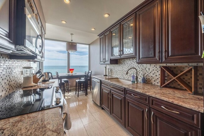 Building Photo - 1300 N Lake Shore Dr Unit 10B