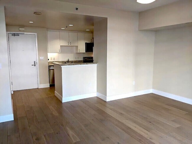 Photo - 260 King St Unit 467