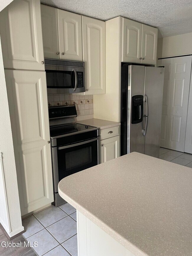 13 Lexington Dr