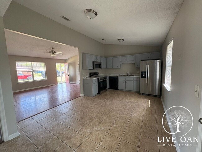 Photo - MOVE IN SPECIAL: $500 OFF 1ST MONTH'S RENT!**