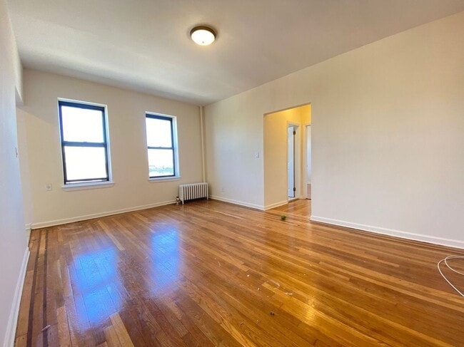 Building Photo - 2235 Cruger Ave Unit Apt 2D