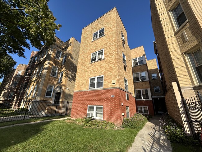 Building Photo - 6535 N Mozart St Unit 1R