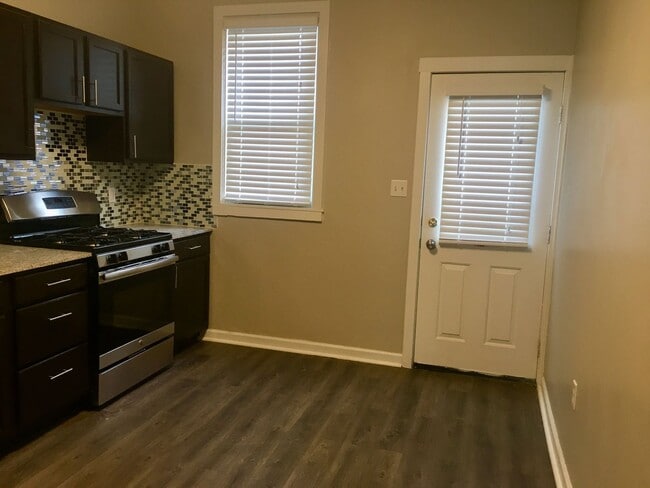 Photo - *** Duplex Style Apartment * Pet Friendly * Renovated * Available Now * Granite Counters * Stainl... Unidad 122