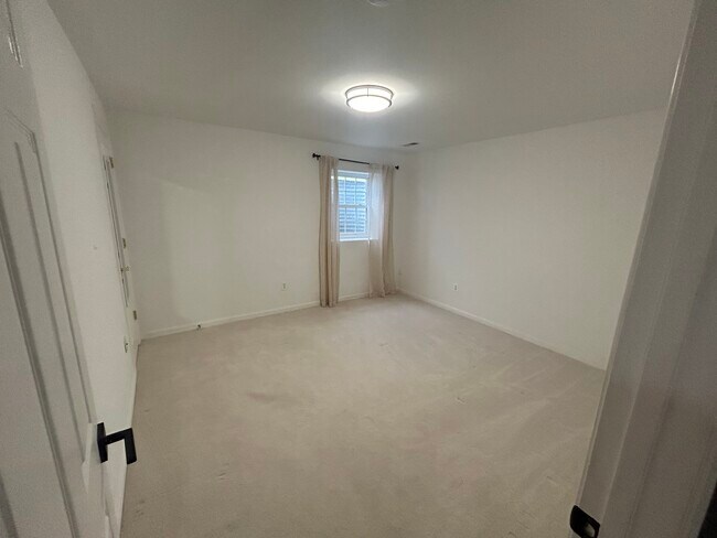 room - 900 Catskill Ct NE