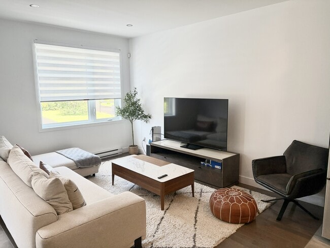 Building Photo - 3859 Rue Émile Unit 3859 Emile