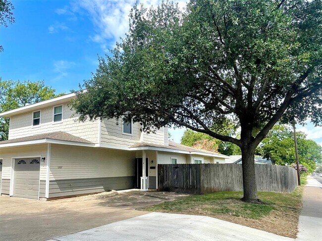 Building Photo - 1207 W N Loop Blvd