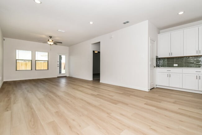 Photo - 837 Wisteria Ln