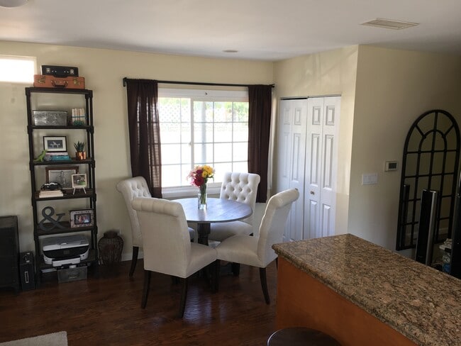 Dining - 974 W 20th St