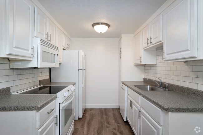 2BR, 1.5BA - 1,000SF - Kitchen