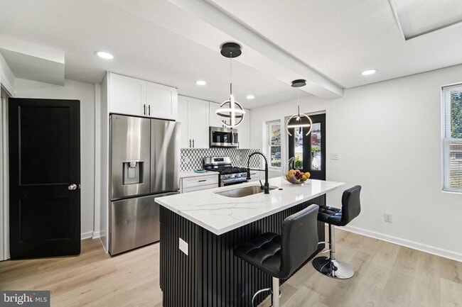 Building Photo - BEAUTIFUL 3 Bedroom 2 Bathroom Home