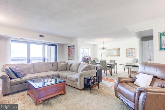 Photo - 307 Yoakum Pkwy Unidad 1125