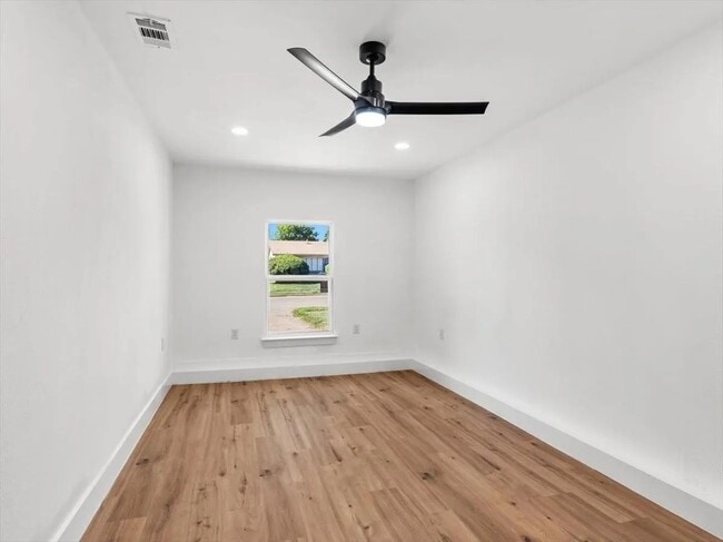 Photo - 6510 Leaning Oaks St