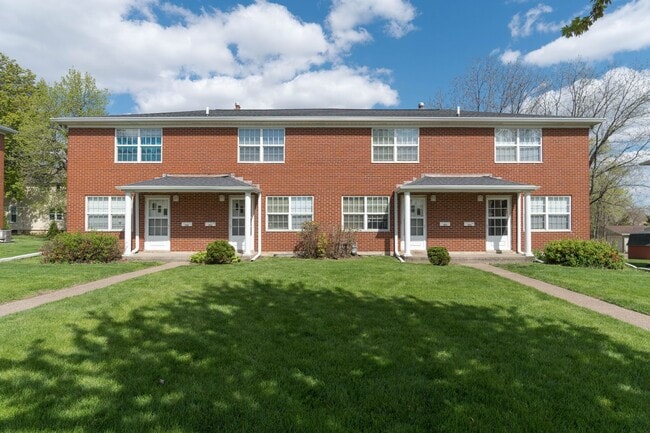 Building Photo - Campus Townhomes