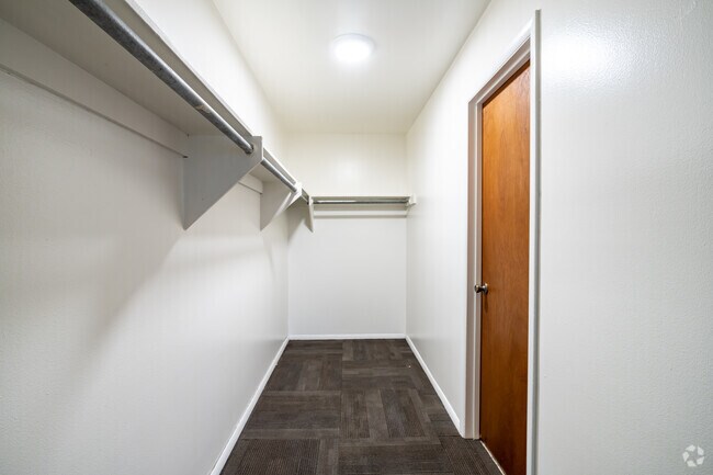 2BR, 1BA - 800SF - Walk In Closet